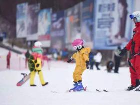 北京东城点燃校园冰雪运动“火种”