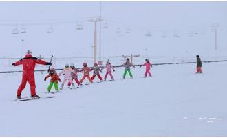 新疆“体育产业杯”大众滑雪技术大赛在昌吉举行 为冰雪旅游发展蓄力