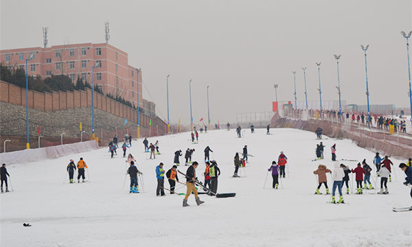 陕西西安白鹿原滑雪场