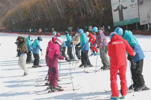 万名学生上冰雪2