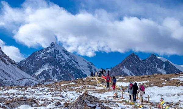 大力发展冰雪旅游经济，将“冷”资源变成“热”产业