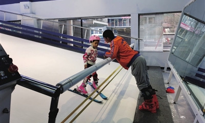 在雪嘉峰室内滑雪训练基地，教练正在指导学员滑雪