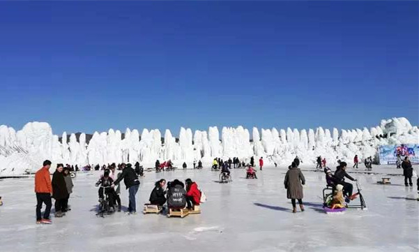 承德冰雪嘉年华活动吸引了许多市民参与3