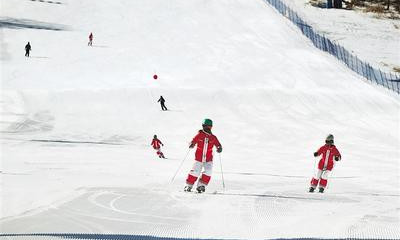 2月26日，滑雪爱好者在张家口市崇礼区太舞滑雪小镇滑雪。