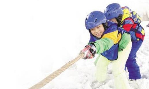 近日，在石家庄市鹿泉区冰雪小镇室内滑雪场，孩子们在雪地上进行拔河比赛。