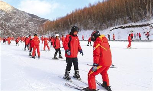 2018年雪季，西湾子小学四年级学生在万龙滑雪场体验滑雪课。