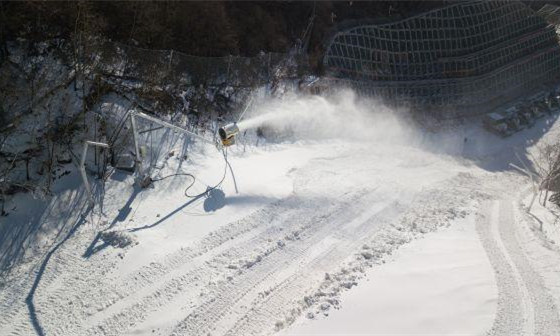 在北京冬奥会延庆赛区国家高山滑雪中心，工作人员在进行造雪作业