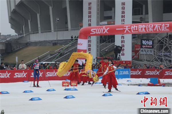 2019年国际雪联城市越野赛杭州站开幕式上的舞龙表演