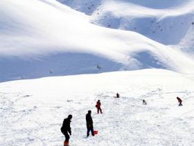 哪种类型的山坡适合建设室外滑雪场？