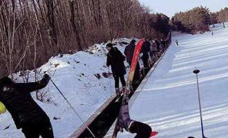 小型室外滑雪场需要安装多少条魔毯？