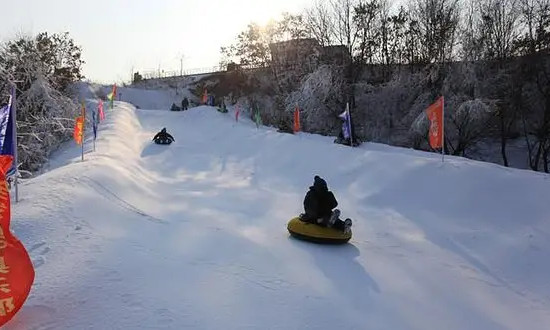 小型滑雪场没有压雪机怎么办